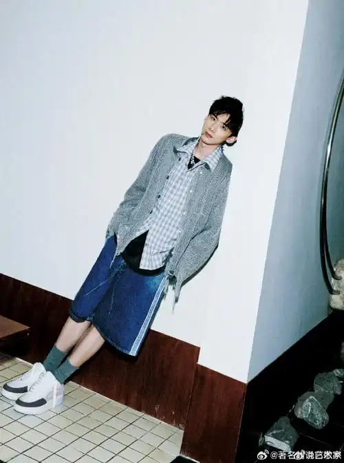 白敬亭嘴叼棒棒糖##白敬亭穿了四件