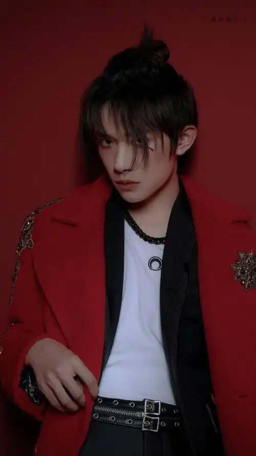 易烊千玺与新年红的适配度