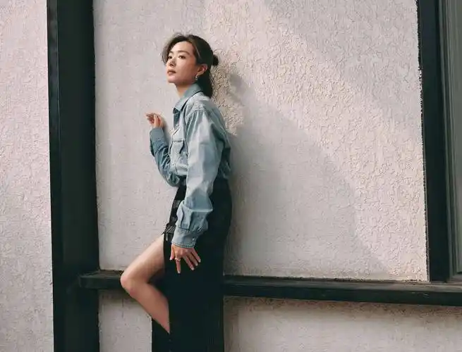 万茜黑色高开叉连衣裙高跟鞋大长腿写真_气质_显得_造型