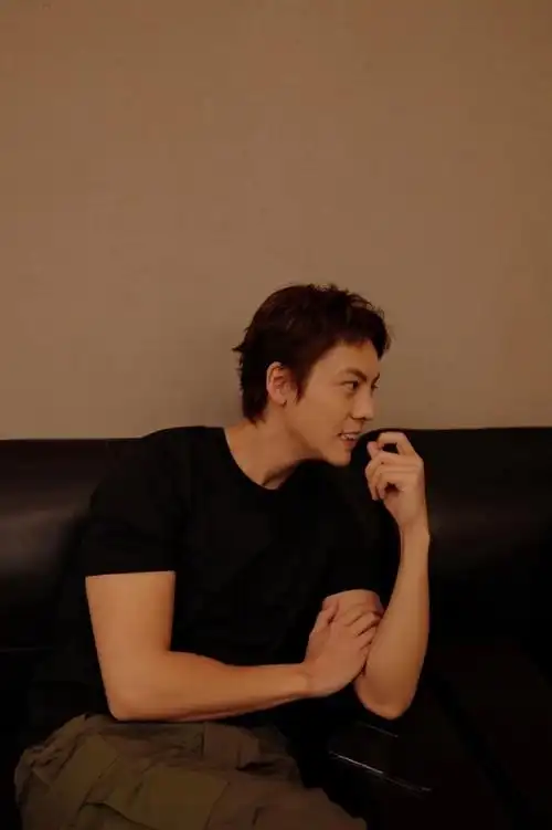 陈伟霆分享黑白四宫格##陈伟霆你好星期六