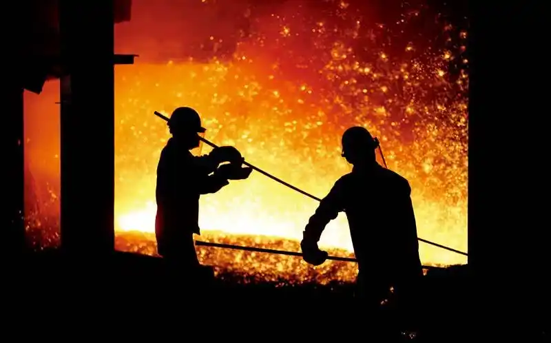 高温下的炼钢工人