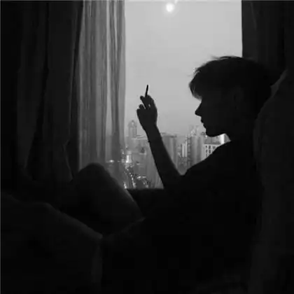 黑色系悲伤男生头像