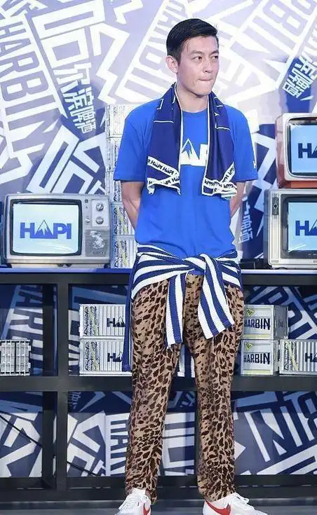 陈冠希的时尚品味有点怪豹纹裤子都敢穿全靠脸撑着