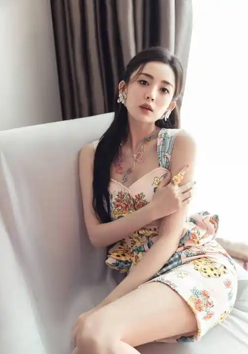 古力娜扎真是天使面庞魔鬼身材,穿吊带印花裙美极了,没人不羡慕