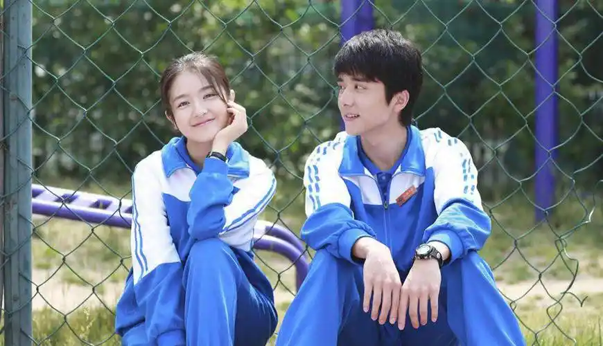 张新成晒油菜花地,李兰迪营业晒自拍,简约穿搭cp默契感十足_网友_配文