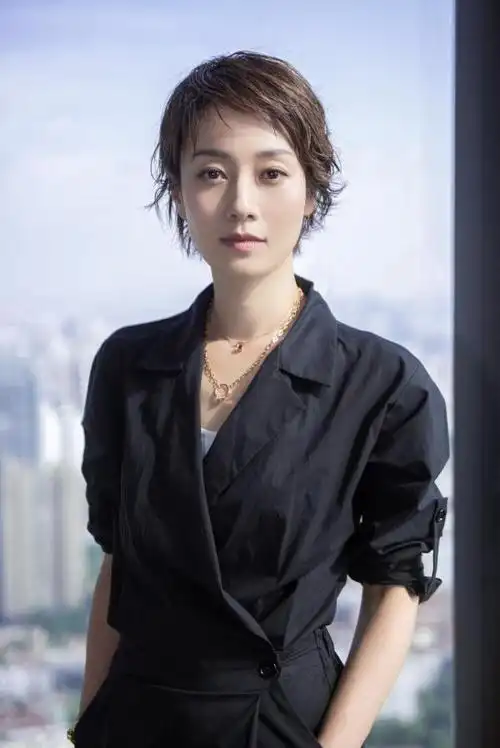 年过40的女性"发量少"怎么办?试试留着几款发型,时髦又减龄