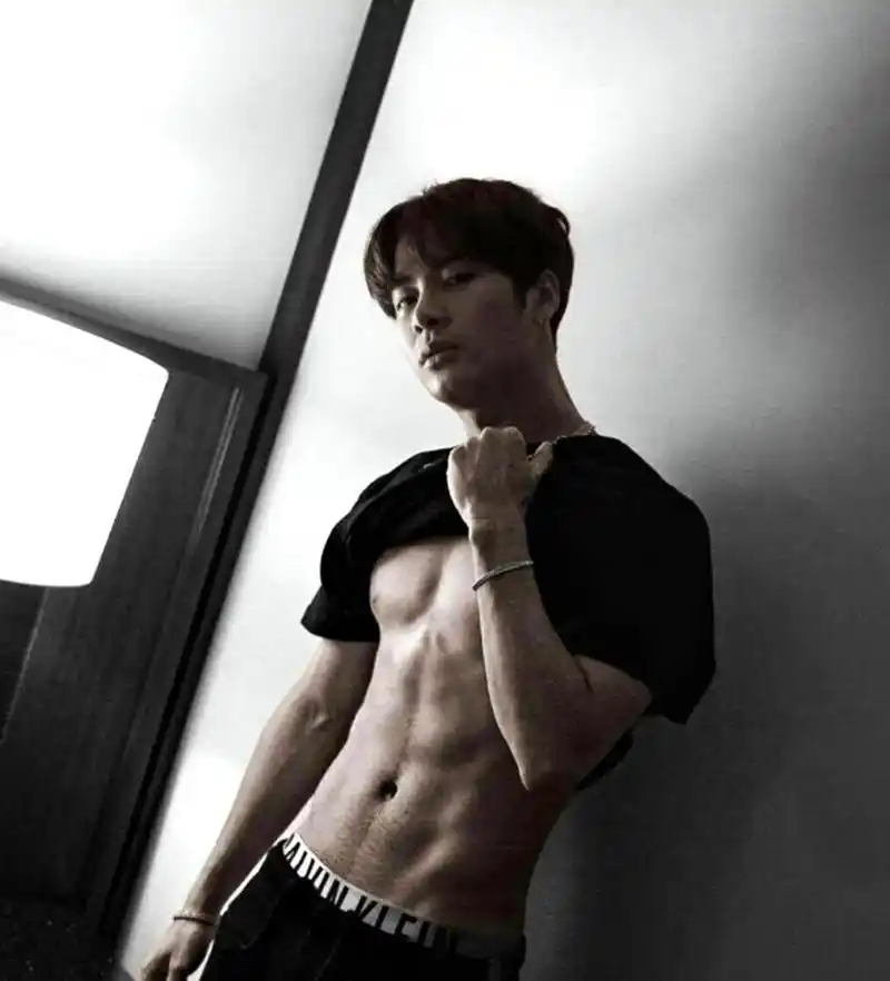 王嘉尔经过锻炼,成功从胖子变身为肌肉男!