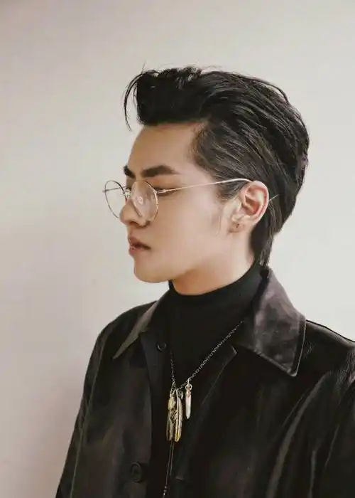 我们只能说吴亦凡走错了路.以他的魅力,让一些女朋友认真起来并不难.