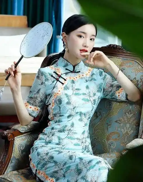 示例图16▲旗袍照摆姿17:手撑桌椅拍侧背影复古气质装饰的室内,一身