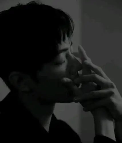 肖战黑白大片,演绎了一个心事重重的忧郁型男,表现力满分