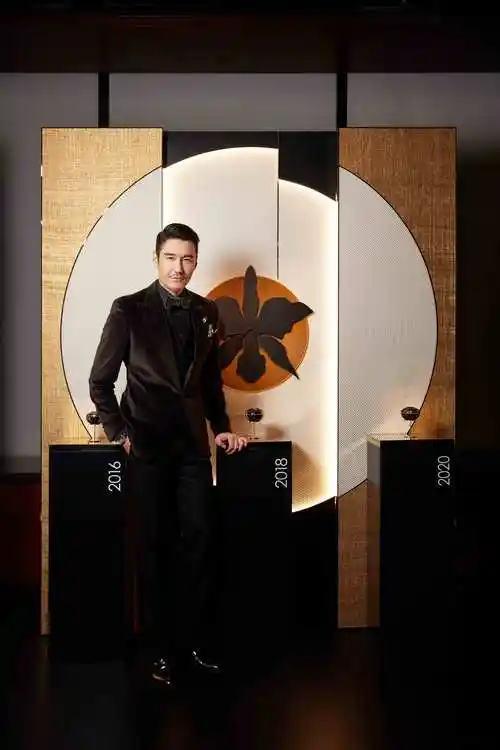 活动上,胡兵着黑色丝绒西装,剪裁精致合衬,同样丝绒材质的领结点缀在