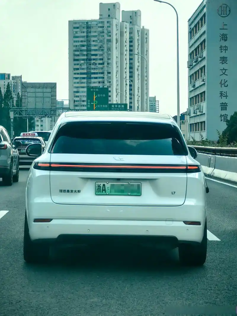 这辆理想的尾标很有意思,想法非常的理想#理想汽车