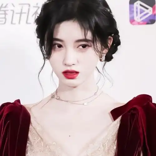 鞠婧祎头像. 这是一个关于玫瑰的故事