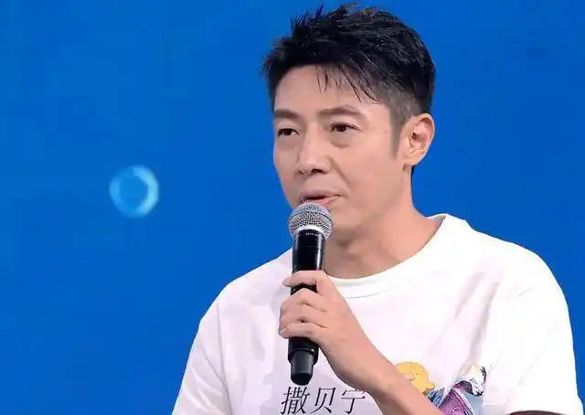 《经典咏流传》……但凡央视一套大部头的综艺节目,一般都是由撒贝宁