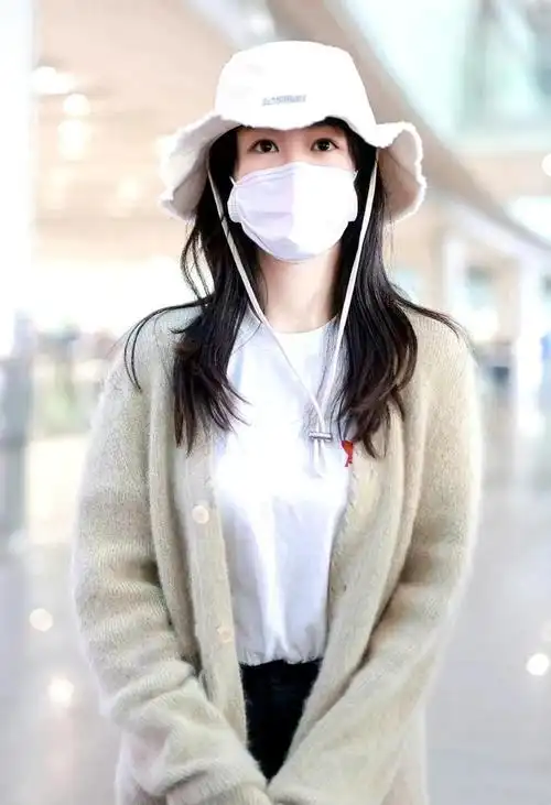 杨紫机场绿色开衫造型路透