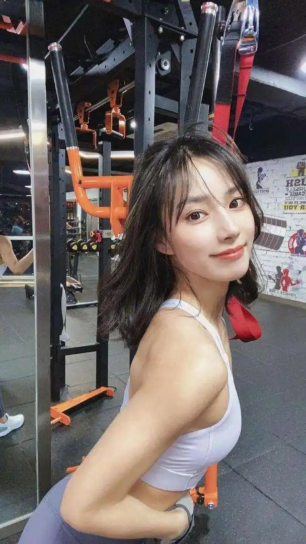 杨颖素颜公布状态,皮肤光滑透亮,网友:都是钱堆出来的效果