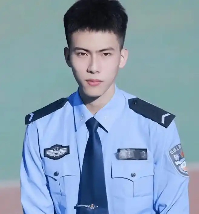 原创公安大学高颜值校草走红五官立体阳光帅气堪称行走的招生简章