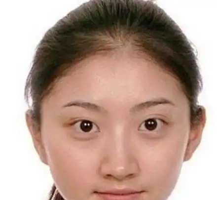 明星的证件照才是真素颜,刘诗诗气质好,她隔着屏幕都想笑