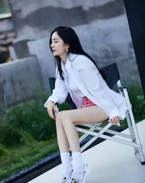 杨幂玉足大白腿写真·又酷又飒,美腿白皙玉足迷人,妩媚动人_时尚_整体