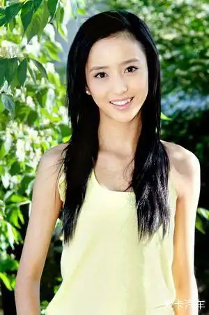 佟丽娅出道早期的一组照片吊带配一头黑长直发青春靓丽