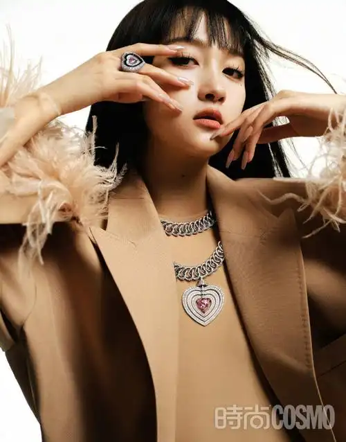 关晓彤花花世界封面大片##关晓彤时尚cosmo五月刊封面