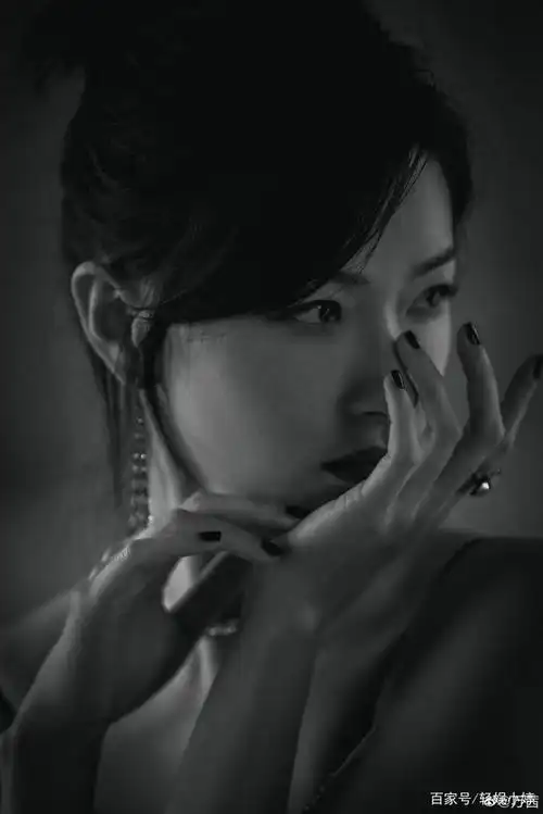 万茜的黑白电影感大片,黑白港风感影像照片超级惊艳!