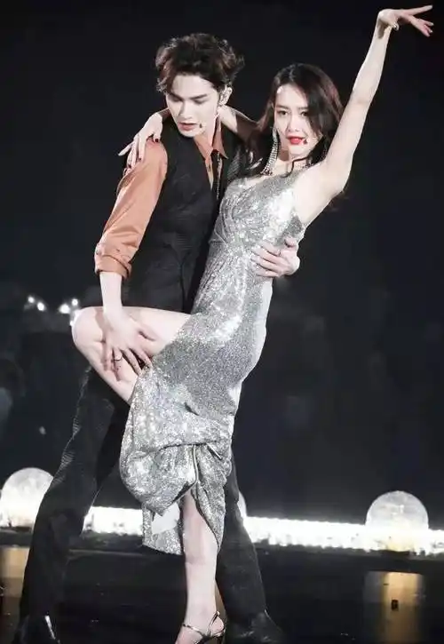 王鸥的心态真好,和小鲜肉跳舞不避嫌,热情似火独领风骚_舞台_时尚