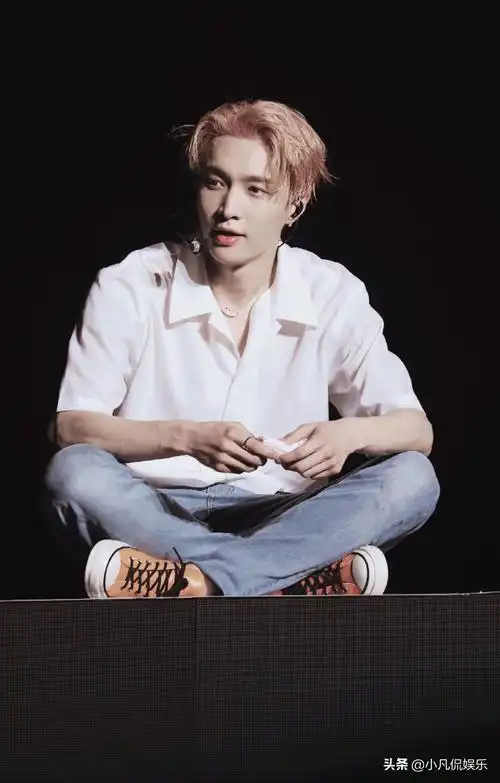 张艺兴白色衬衫慵懒迷人,完美诠释高贵公子风!