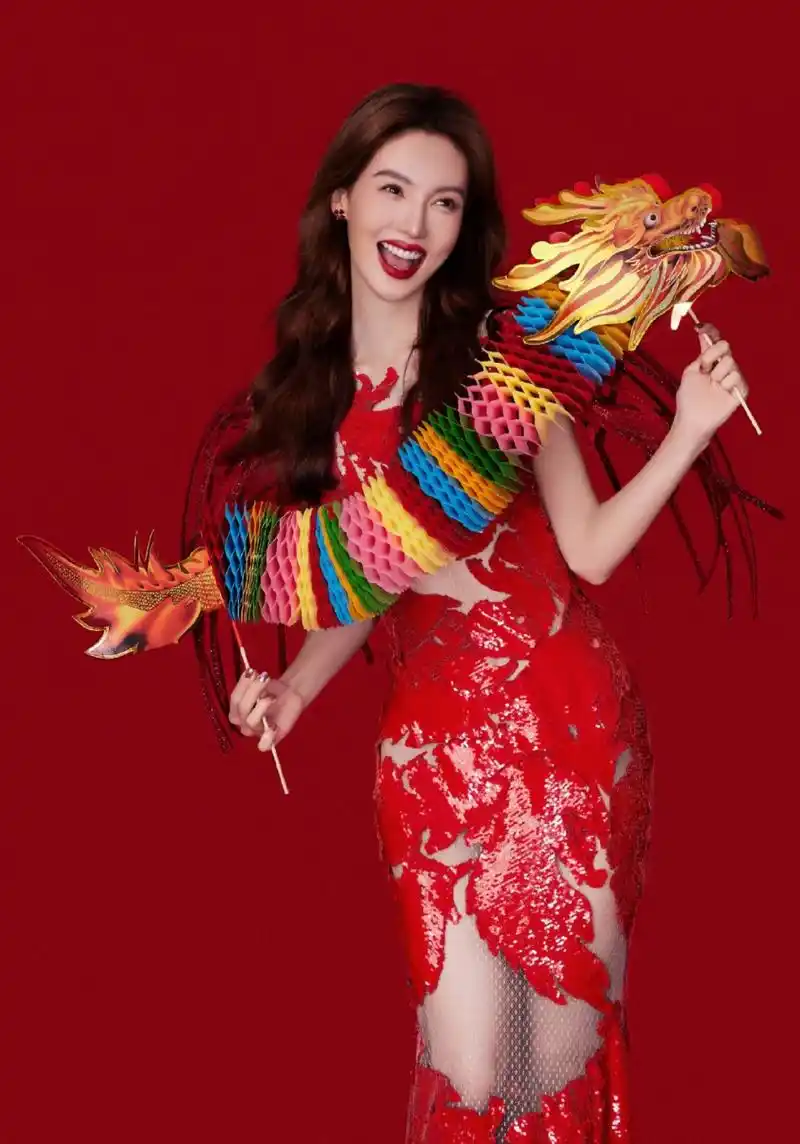 金晨镂空旗袍大赏,性感美腿与白皙皮肤好迷人,满满的诱惑力!