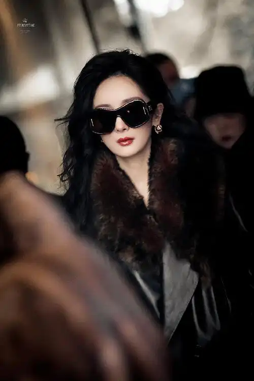 杨幂张小斐袁姗姗是一个宿舍的##杨幂巴黎撑伞##杨幂巴黎时装周出图