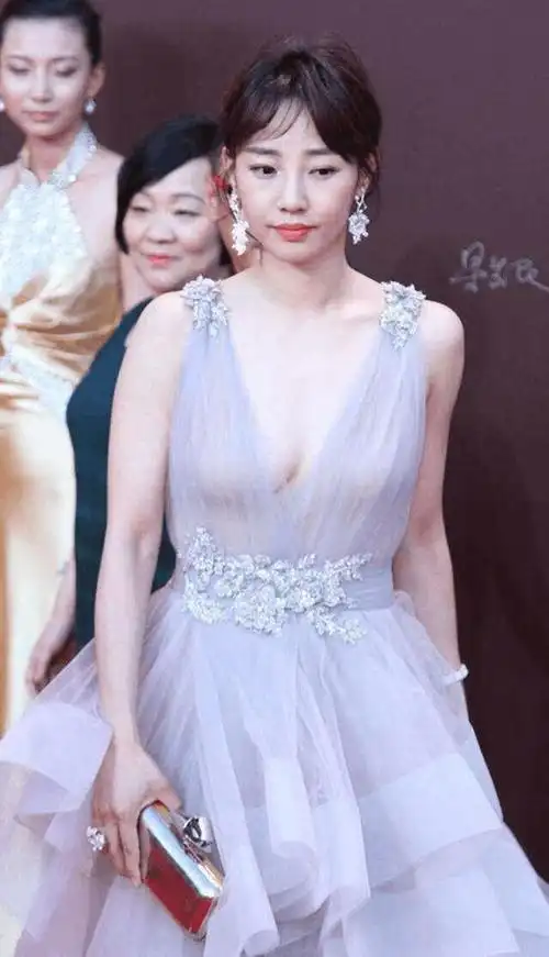 白百何真空出席活动网友出轨的女人还有啥不敢穿的