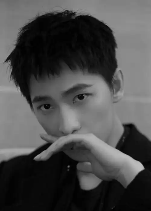 杨洋剪狗啃式刘海,穿黑西服亮相盛典帅气满分,颜值再上巅峰!