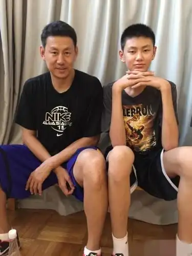 李楠儿子15岁身高2米11,单挑完胜爸爸,已经确定会为国效力
