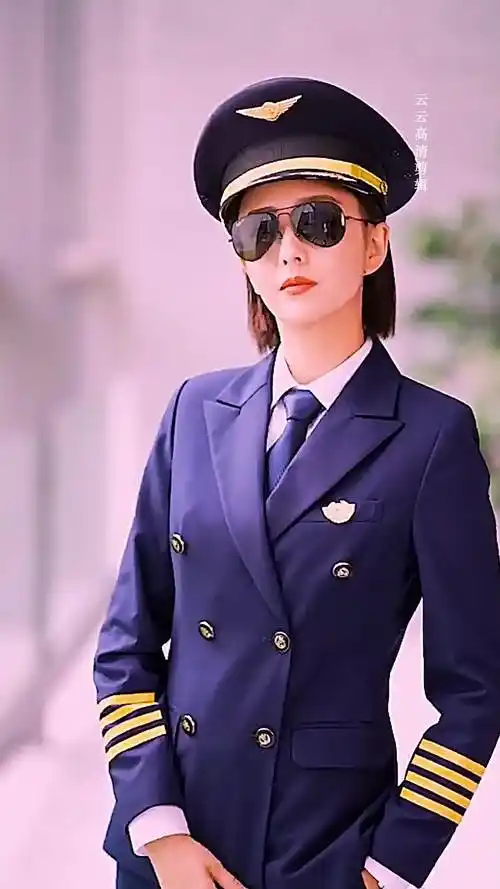 佟丽娅优雅的气质,这机长走路带风超帅,太爱了#爱的厘米