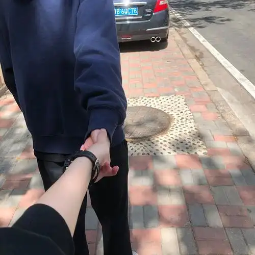 求助 姐妹有没有那种情侣牵手图