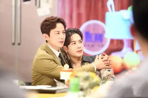 何炅说错话后打自己的嘴, 而有谁注意到王嘉尔在干嘛