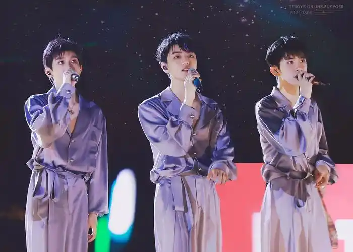 让我们一起90tfboys八周年快乐