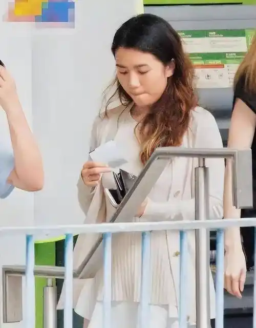 黎明罕见携妻女露面,小21岁助理老婆长相普通但气质清纯_wing_造型