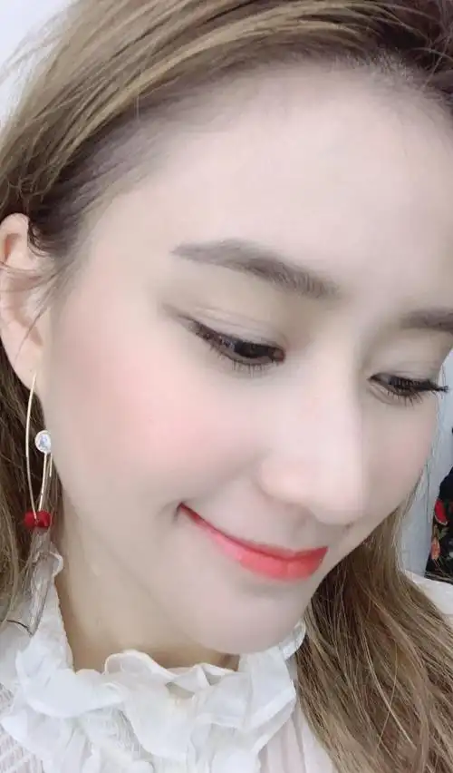 何超莲素颜现身横店探班撒娇下次要开美颜滤镜才合影