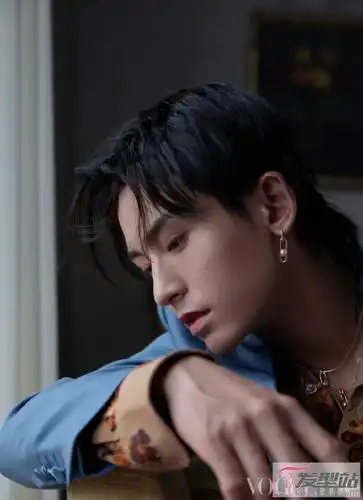 更加俊朗帅气,氛围感剪影下演绎绅士魅力,完美的侧脸与眼神鲨太绝了!