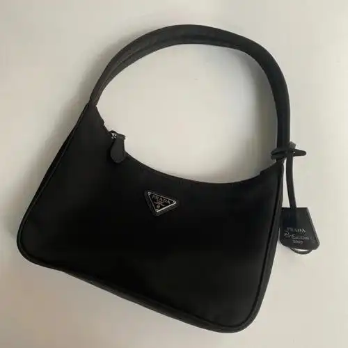 普拉达prada腋下包经典黑色