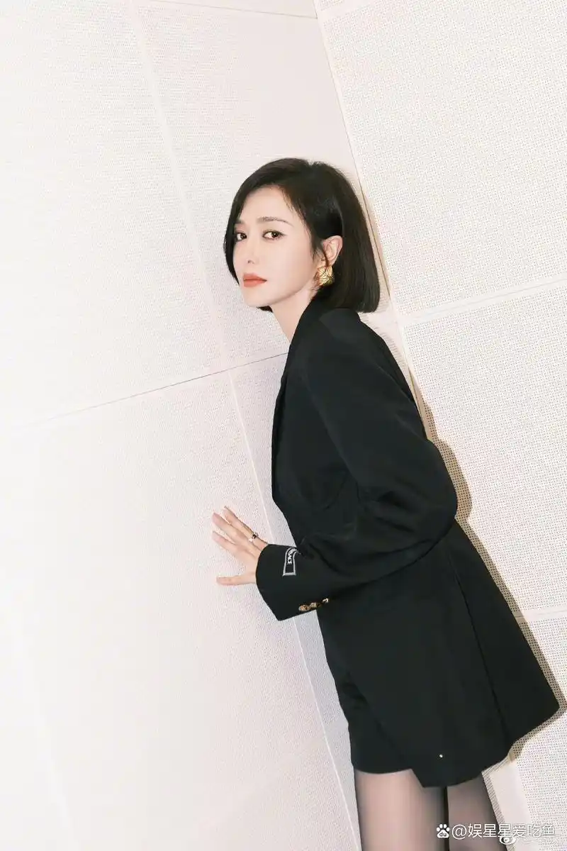 秦岚最新黑西装造型晒出,姐姐怎么可以把西装穿的这么辣这么飒