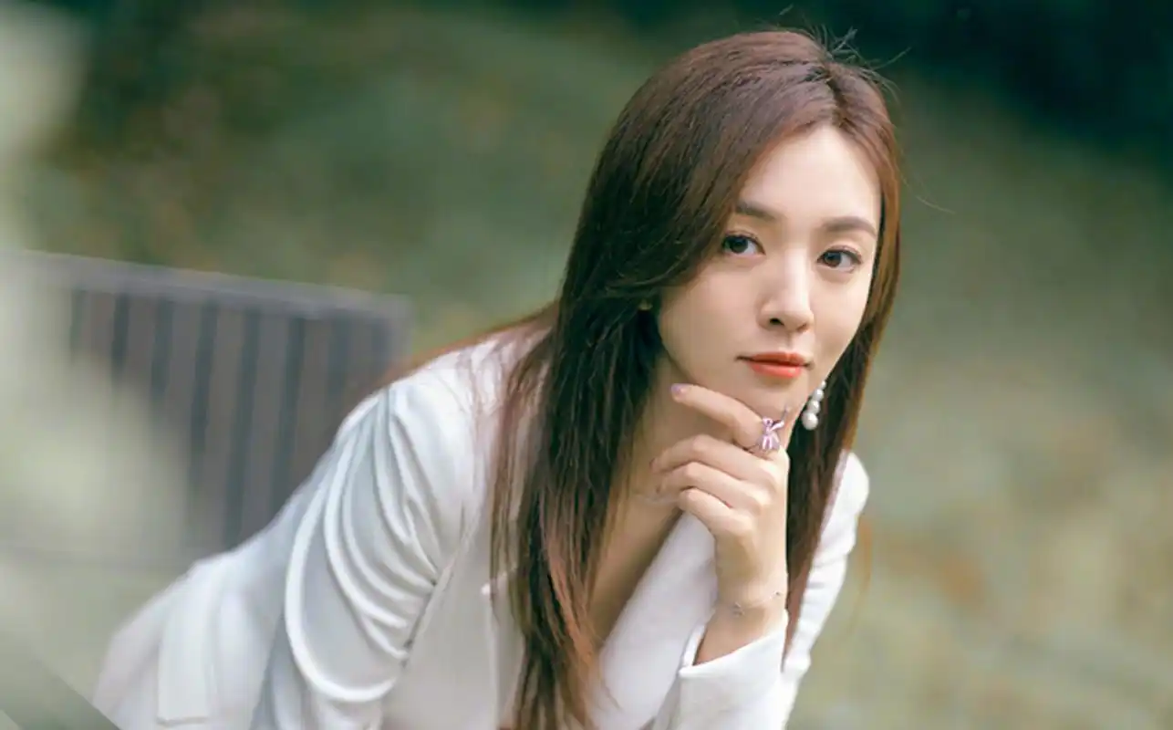 王晓晨的尺度越来越大了,穿白西装配珍珠抹胸,气质撩人又惊艳