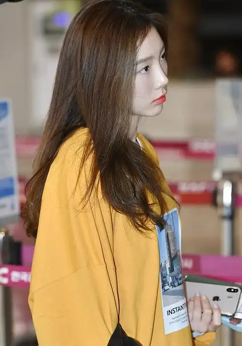 金泰妍素颜现身机场双眼无神目光涣散再少女的穿搭都救不了