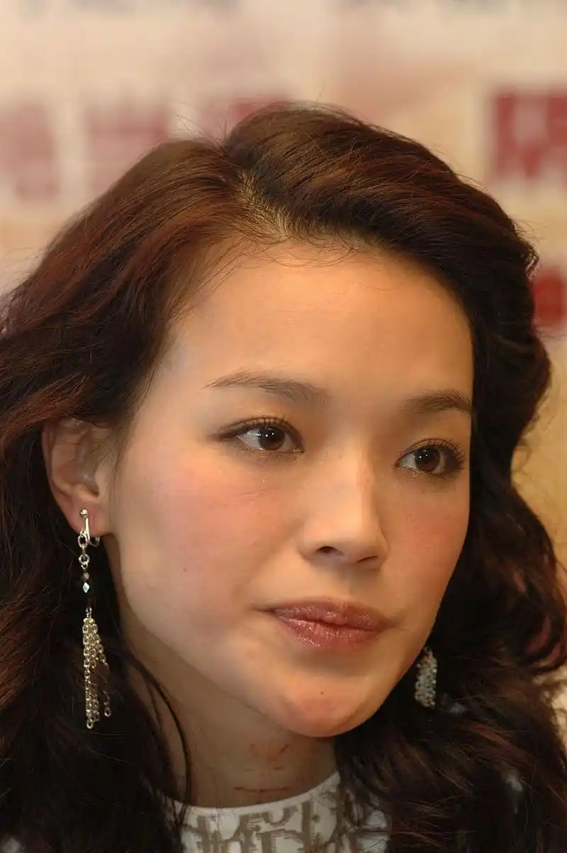 舒淇简单穿搭引起热议,47岁魅力不减,时尚品味成为焦点  9月5日,知名