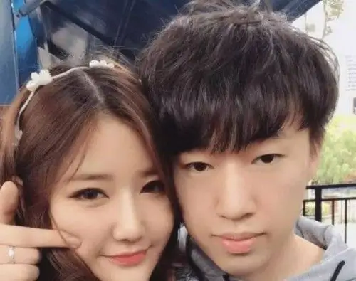 rng选手女朋友大盘点 锅嫂性感虎嫂最能秀恩爱