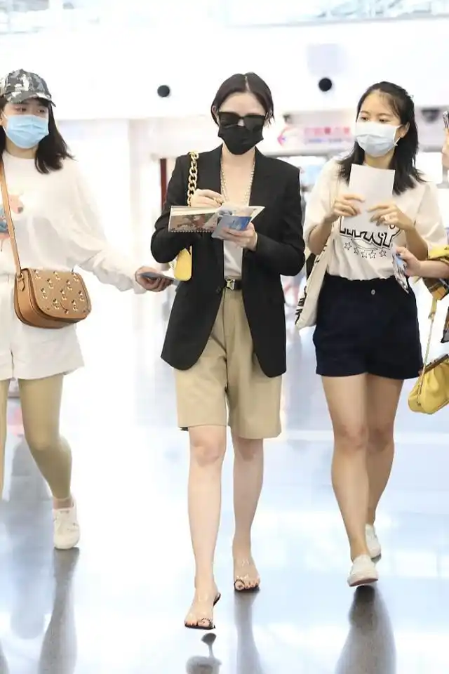 彭小苒是将"爸爸"的时尚穿出门了吗,机场现身很低调,太随性