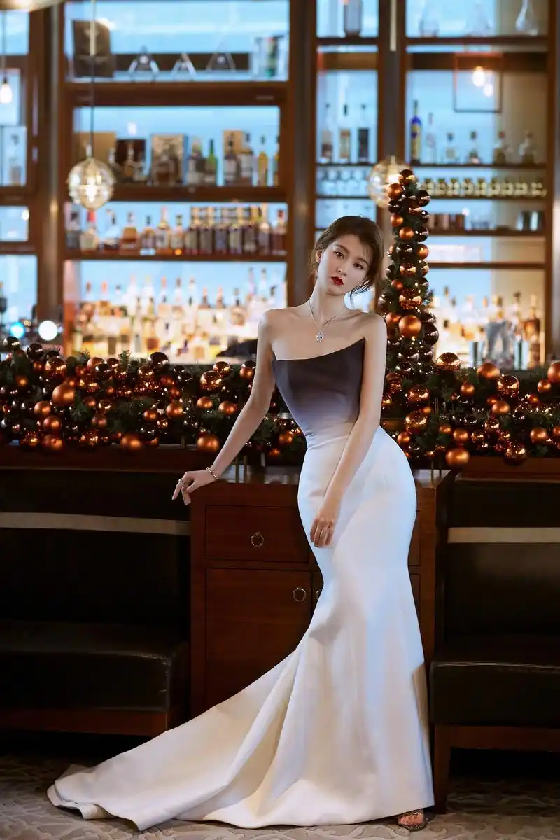 乔欣一袭渐变色长裙亮相2019 cosmo时尚美丽盛典红毯,直角肩线条清晰