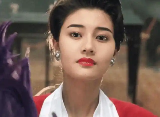 李嘉欣青涩时代3岁被星探发掘18岁获港姐冠军相恋刘銮雄