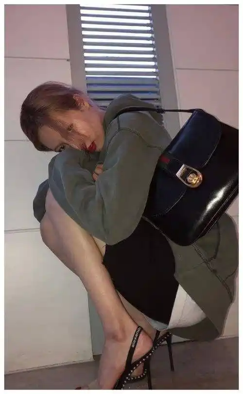 金泫雅为显腿长真拼,鞋子正面像"透明胶带",侧面鞋跟细如筷子_高跟鞋